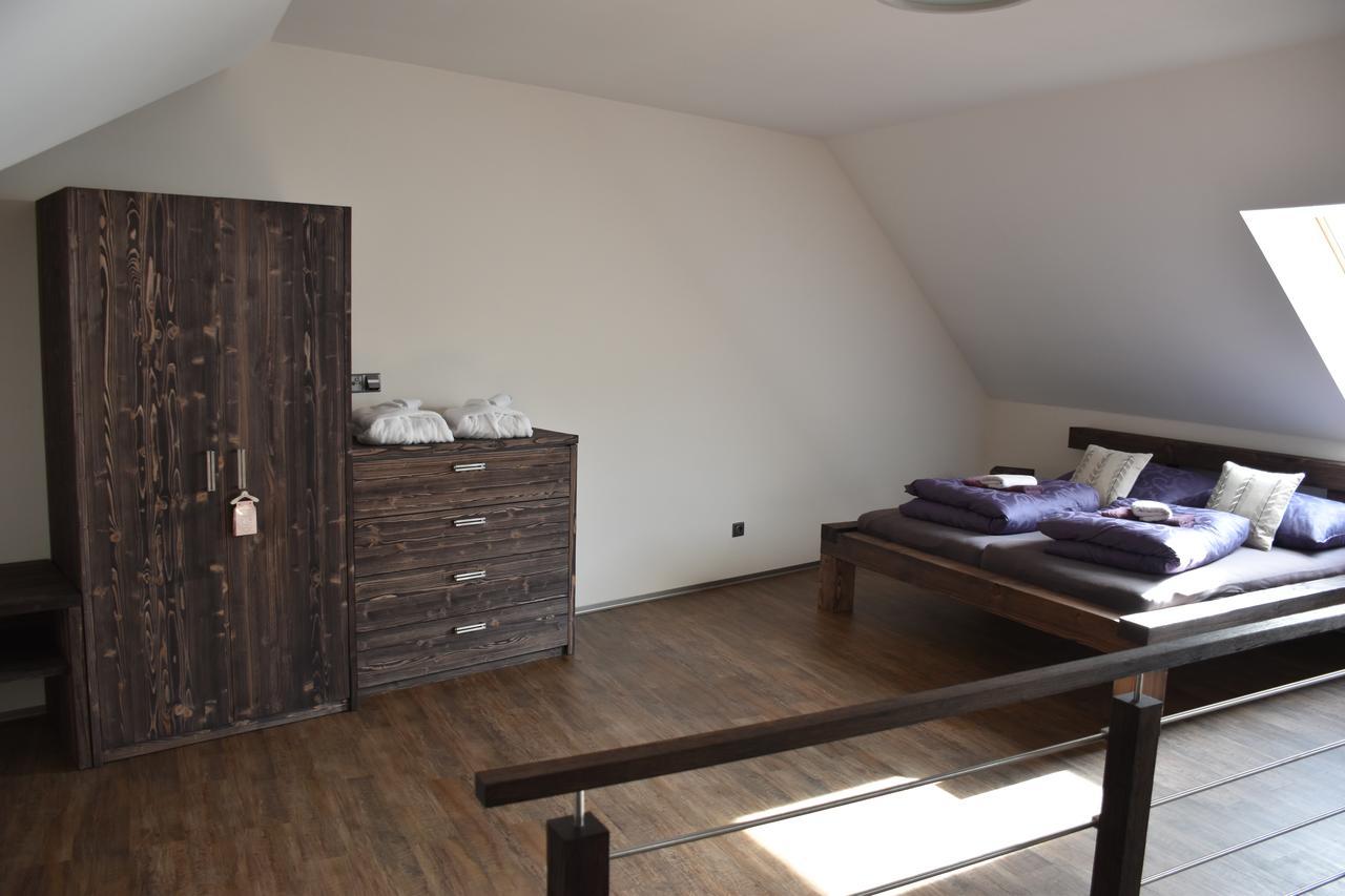 Penzion Vino Hruska Blatnička Extérieur photo